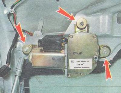 6. Торцовым ключом на 10 мм с глубокой головкой отворачиваем три гайки крепления кронштейна…