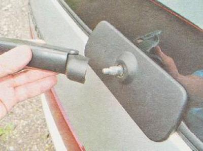 8. Az csavar lecsavarása után vegye le az ablaktörlő kart a tengelyről.