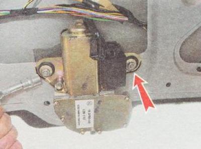 13. Egy 10 mm-es dugókulcs segítségével csavarja ki a hajtóműves motort rögzítő két anyát a…