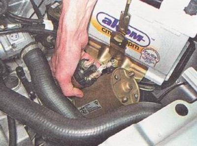 7. Remove and take out the starter from the engine compartment.