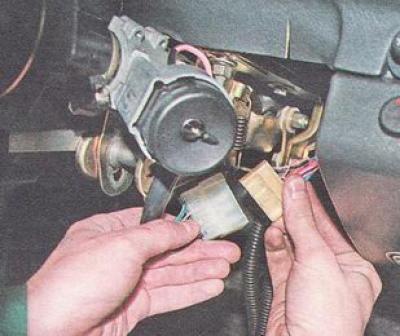 3. Разкачете съединителите на кабелния сноп на ключа за запалване.