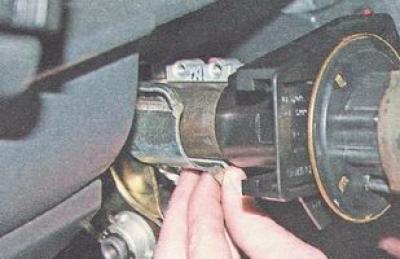 7. Отстранете монтажната скоба на ключа за запалване...