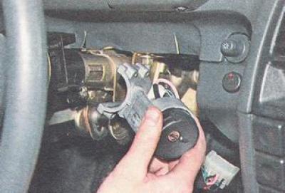 ...и самият ключ за запалване от кормилната колона.