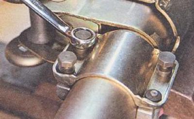 4. След като се уверите, че заключващият механизъм работи, използвайте 10 мм гаечен ключ, за да…