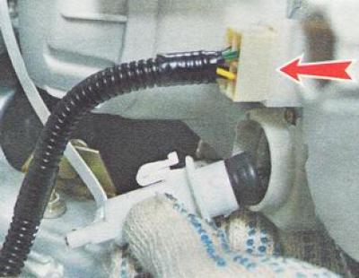 4. Slightly turning the hydraulic corrector working cylinder counterclockwise, remove it from the…