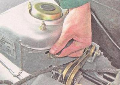 10. Disconnect the windshield washer reservoir fastening belt.