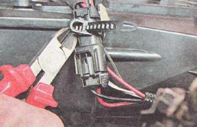 13. Using nippers, cut the clamp securing the heater wiring harness.