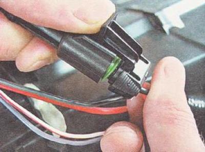 14. After pressing the lock, disconnect the heater electric fan connectors.