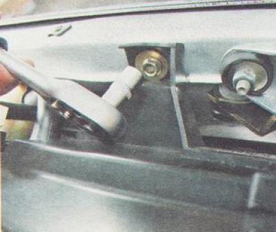 21. Using an 8 mm socket wrench, unscrew the screw of the upper heater mount.