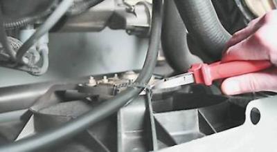 3. Pe motoare 2111 și 21114 tăiem clema care fixează cablul accelerației de carcasa ventilatorului…