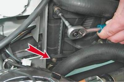 5. Cu o cheie tubulară cu 10 mm cu o prelungire, deșurubați cele două piulițe care fixează…