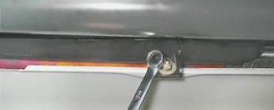 6. Cu o cheie cu 10 mm deșurubați piulița suportului inferior al ventilatorului electric.
