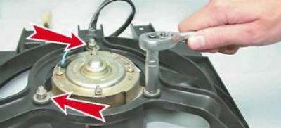 1. Cu o cheie tubulară cu 10 mm deșurubam cele trei piulițe care fixează motorul electric de…