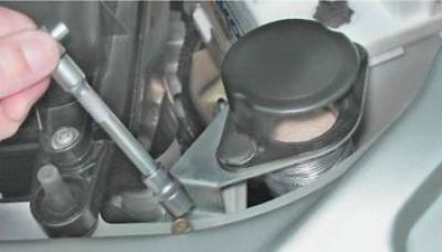 3. Cu o cheie tubulară cu 10 mm folosind o extensie, deșurubați șurubul care fixează admisia de aer…