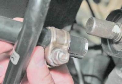 11. Válassza le a rudat a sebességváltó-választó mechanizmus csuklópántjáról.