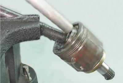 Figyelmeztetés! Ha a csuklót újra kell használni, a gömbleválasztót vagy a csuklóházat nem szabad…