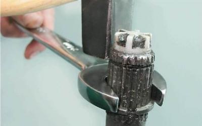 2. Egy villáskulcs segítségével 24 mm-rel a tengely hornyos végére tüskeként új nyomógyűrűt…