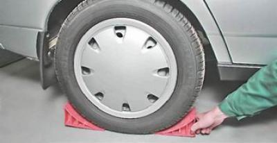 3. Fiksiramo automobil parkirnom kočnicom i postavljamo klinove s obje strane ispod kotača koji se…