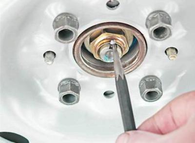 3. Lagano lupkajući čekićem po središnjem udarcu, savijte rub matice koja je utisnuta u utor…