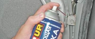 2. Открыв дверь, впрыскиваем проникающую смазку в шарниры петель. Аналогично смазываем петли других…