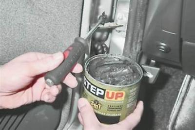 3. Наносим пластичную смазку на рабочую поверхность ограничителей дверей...