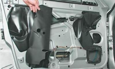 2. Távolítsa el a műanyag fóliát az ajtóról.