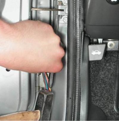 Как снять переднюю дверь 2110 Front door opening limiter - removal and installation (VAZ-2112 "LADA" 1999-2007