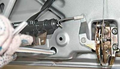 2. Украсни поклопац држите са спољашње стране помоћу насадног кључа за 8 мм користећи дубоку…