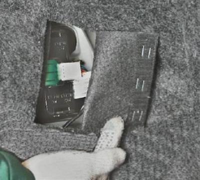 2. У багажным аддзяленні адчыняны клапан у дэкаратыўнай абіўцы, пад якой размешчаны ліхтар.