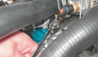 4. Kulcs 21 mm-rel lecsavarjuk az érzékelőt a hengerfejről.
