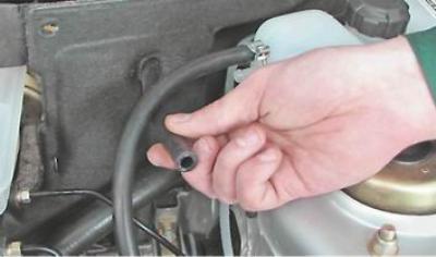 4. Утапливаем пароотводящий шланг в отверстия левой части обивки моторного отсека.