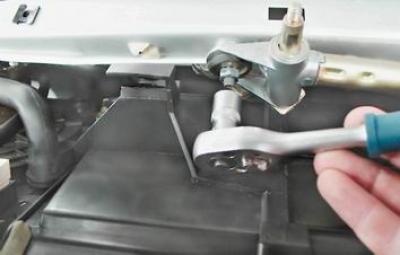 9. Торцовым ключом на 10 мм отворачиваем гайку крепления вала правого рычага стеклоочистителя.