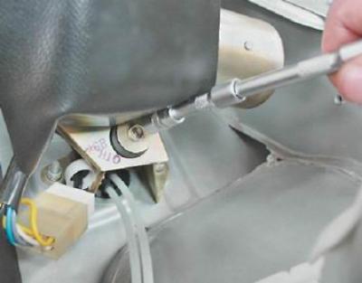 11. Торцовым ключом на 10 мм отворачиваем болт крепления мотор-редуктора к кронштейну.