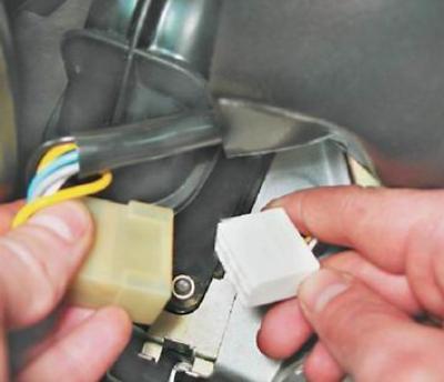 12. Разъединяем колодку жгута проводов стеклоочистителя.