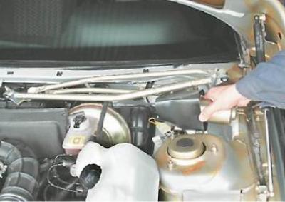 13. Аккуратно, стараясь не повредить рамку ветрового стекла, извлекаем рычаги стеклоочистителя…