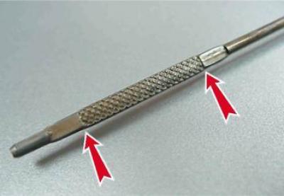 4. Вынимаем щуп, уровень масла должен находиться на щупе в пределах рифленой зоны (на 16-клапанном…