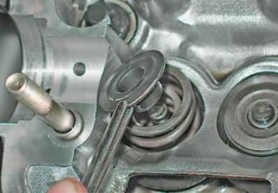11. Wyjmij płytkę sprężynową za pomocą pęsety.