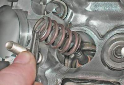 ...i wewnętrzna sprężyna zaworowa.