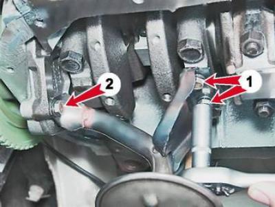 2. Key by 10 mm we unscrew the two bolts (1) securing the oil intake to the main bearing cover and…