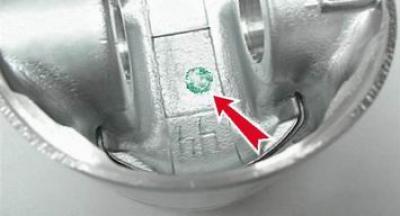 Для облегчения подбора пальца к отверстию поршня на его внутренней стороне краской указывается…