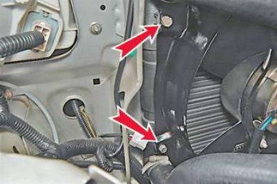 8. Za pomocą klucza nasadowego o 10 mm odkręcić dwie śruby mocujące wentylator elektryczny po lewej…