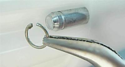 3. Плоскогубцами с тонкими губками снимаем стопорное кольцо с направляющей крышки топливного модуля.