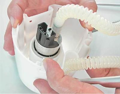 5. Отсоединяем три фиксатора.