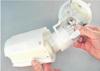 6. Вынимаем из корпуса топливный насос в сборе с сетчатым фильтром.