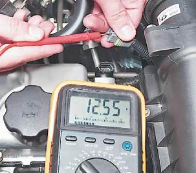 4. Включив зажигание, вольтметром измеряем напряжение питания на выводе А колодки жгута проводов…