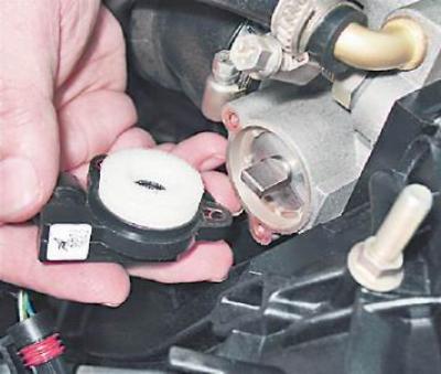 Где находится датчик дпдз Throttle position sensor - check and replace (VAZ-2114 "Samara-2" 2004-2013 / Po