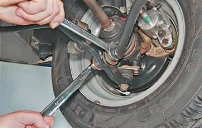 2. Удерживая растяжку от проворачивания рожковым ключом на 24 мм, вторым ключом того же размера с…