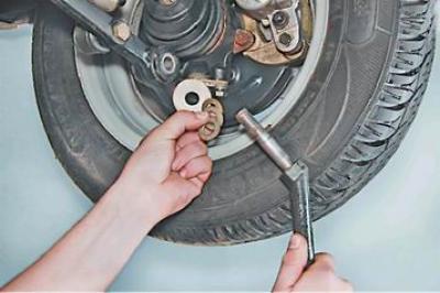 3. Снимаем с растяжки упорную шайбу, извлекаем задний конец растяжки из резинометаллического…