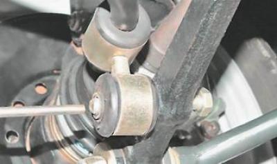 3. С перфоратор с подходящ диаметър избийте болта от стойката и лоста.