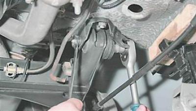 5. Dugókulccsal 19 mm-rel csavarja le a kart a karosszériatartóhoz rögzítő csavar anyáját, a…